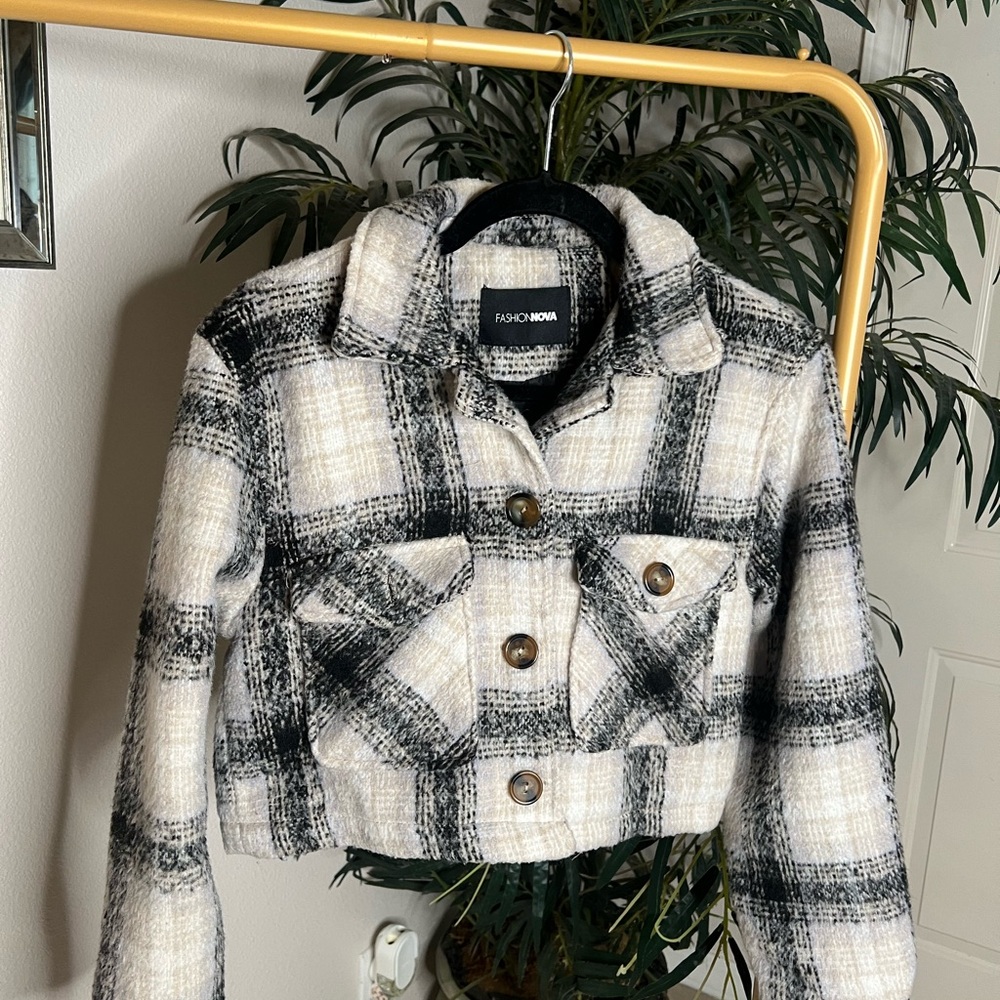 Fashion Nova Women's Cropped Black and White Plaid Jacket